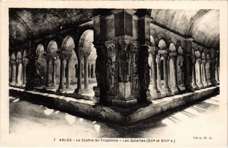 Carte postale ancienne Arles Le Cloitre Saint-Trophime - Les Galeries à Arles