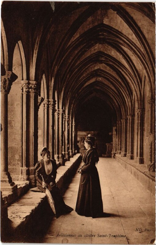Carte postale ancienne Arles Arlesiennes au Cloitre Saint-Trophime à Arles