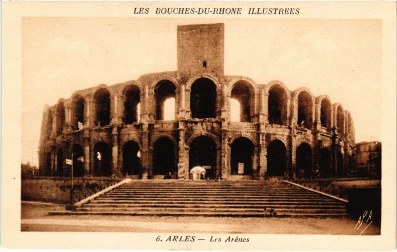Carte postale ancienne Arles Les Arenes à Arles