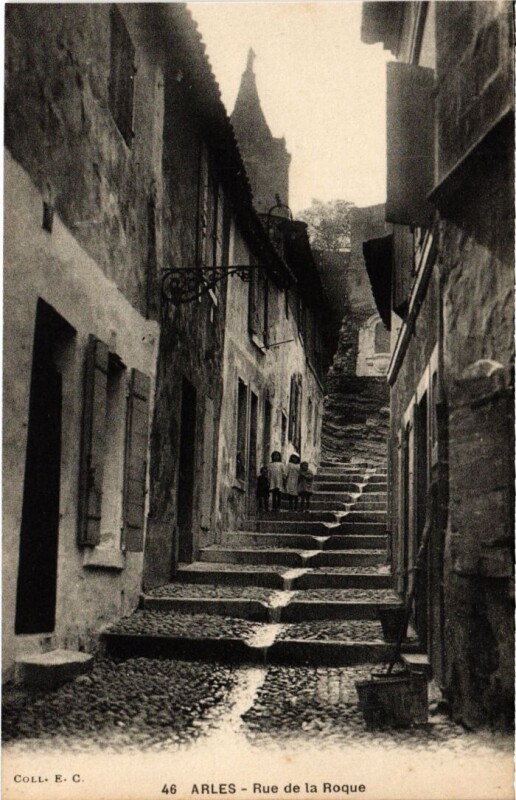 Carte postale ancienne Arles Rue de la Roque à Arles