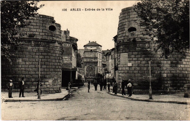 Carte postale ancienne Arles Entree de la Ville à Arles