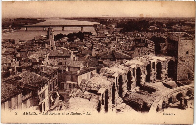 Carte postale ancienne Arles Les Arenes et le Rhone à Arles