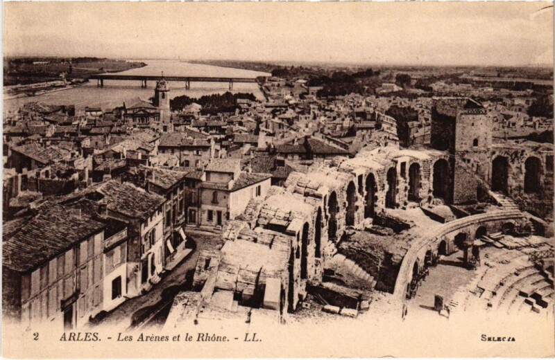 Carte postale ancienne Arles Les Arenes et le Rhone à Arles