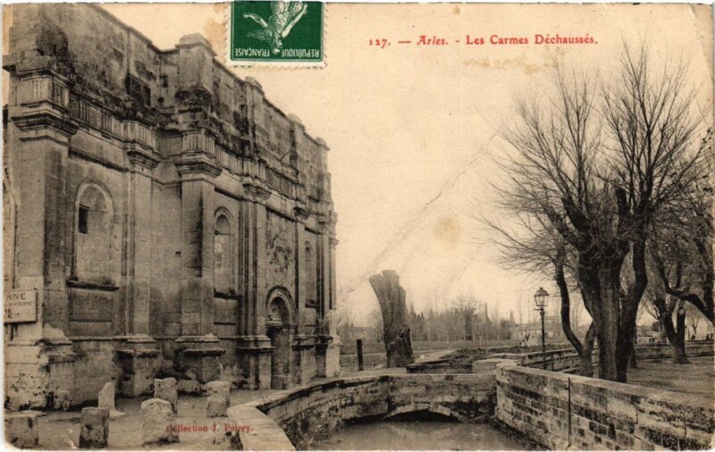 Carte postale ancienne Arles Les Carmes Dechausses à Arles