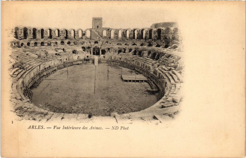 Carte postale ancienne Arles Vue Interieure des Arenes à Arles