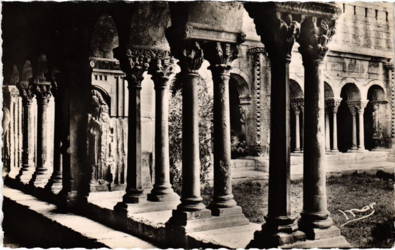 Carte postale ancienne Arles Cloitre Saint-Trophime à Arles