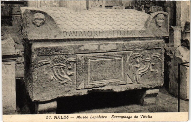Carte postale ancienne Arles Musee Lapidaire - Sarcophage de Vitalis à Arles