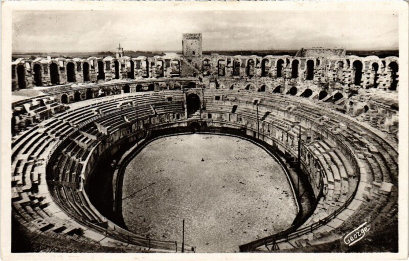 Carte postale ancienne Arles Interieur de l'Amphitheatre Romain à Arles