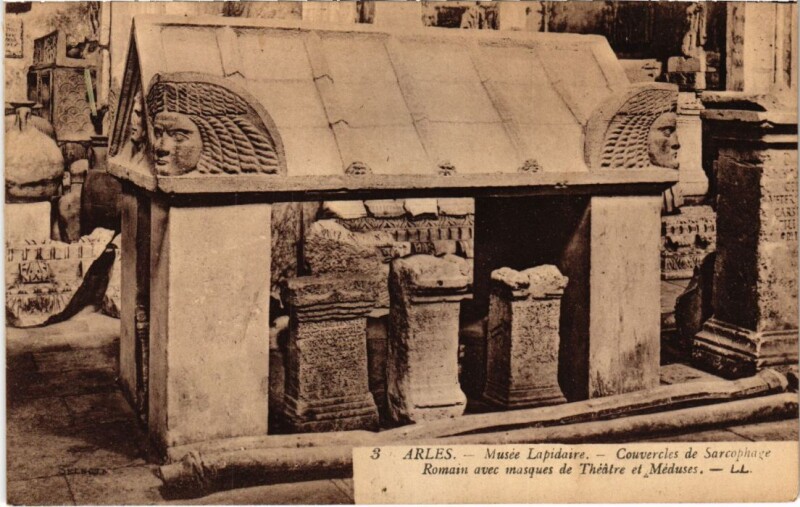 Carte postale ancienne Arles Musee Lapidaire - Couvercles de Sarcophage Romain à Arles