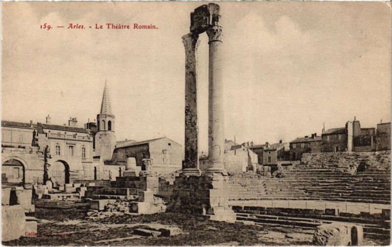 Carte postale ancienne Arles Le Theatre Romain à Arles