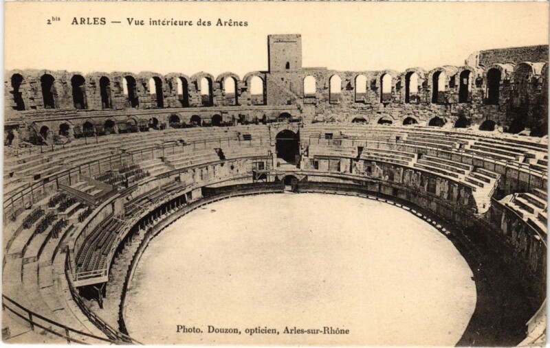 Carte postale ancienne Arles Vue Interieure des Arenes à Arles