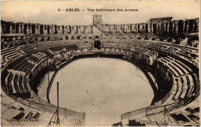 Carte postale ancienne Arles Vue Interieure des Arenes à Arles