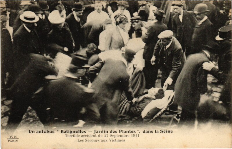 Carte postale ancienne Paris 5e Autobus dans la Seine Secours au Victimes à Paris 5e
