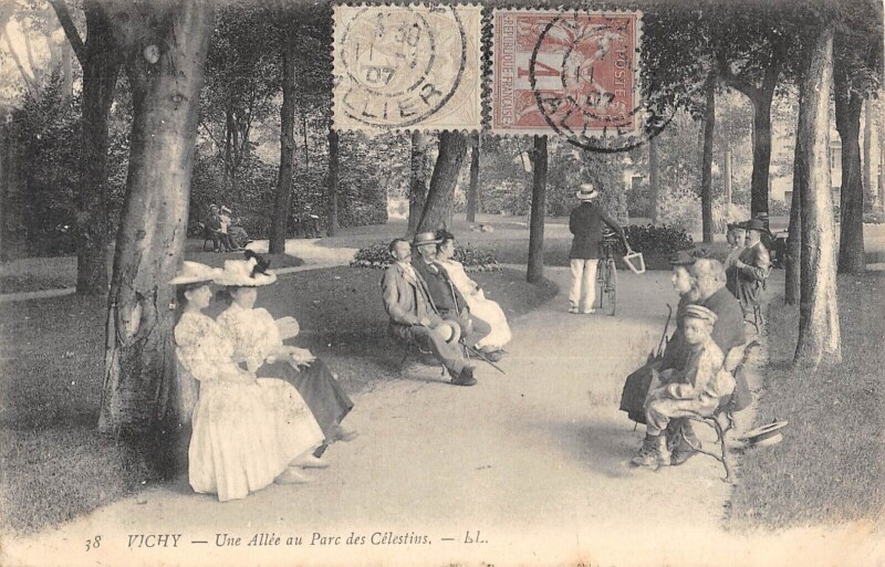 Carte postale ancienne Vichy Une Allee Au Parc Des Celestins à Vichy