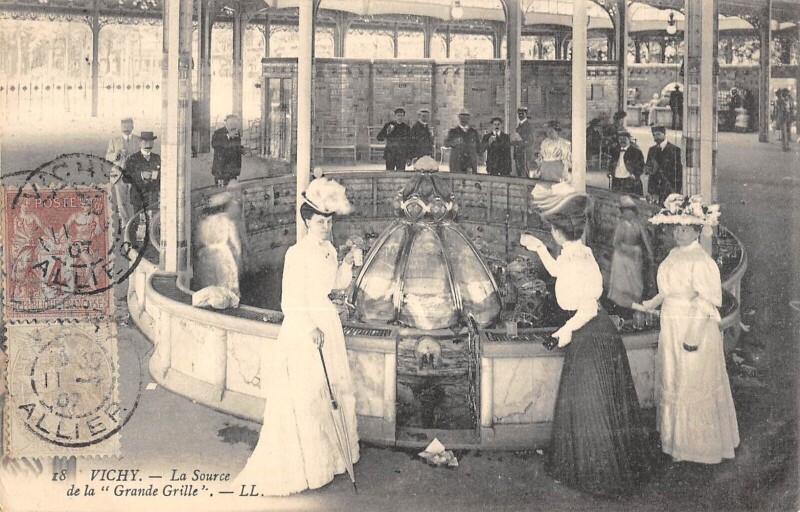 Carte postale ancienne Vichy La Source De La Grande Grille à Vichy
