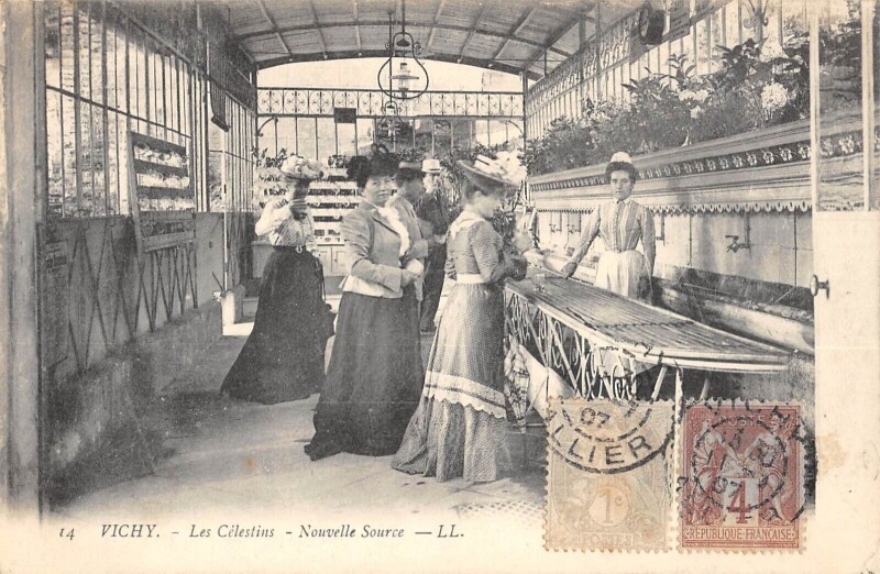 Carte postale ancienne Vichy Les Celestins Nouvelle Source à Vichy