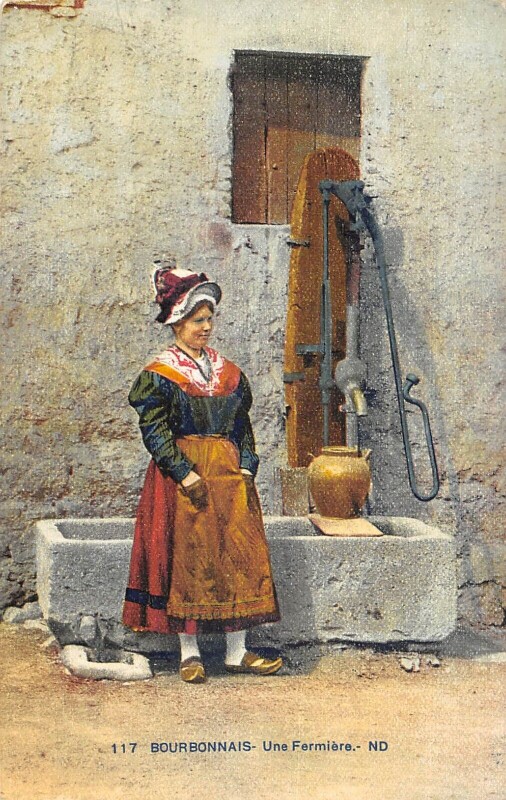 Carte postale ancienne Bourbonnais Une Fermiere