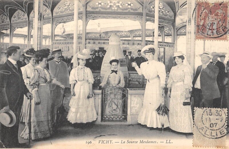 Carte postale ancienne Vichy La Source Mesdames à Vichy