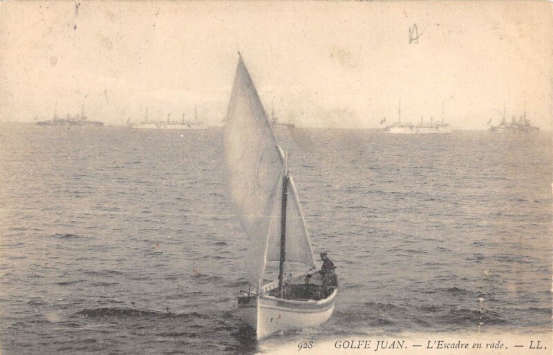 Carte postale ancienne Golfe Juan L'Escadre En Rade