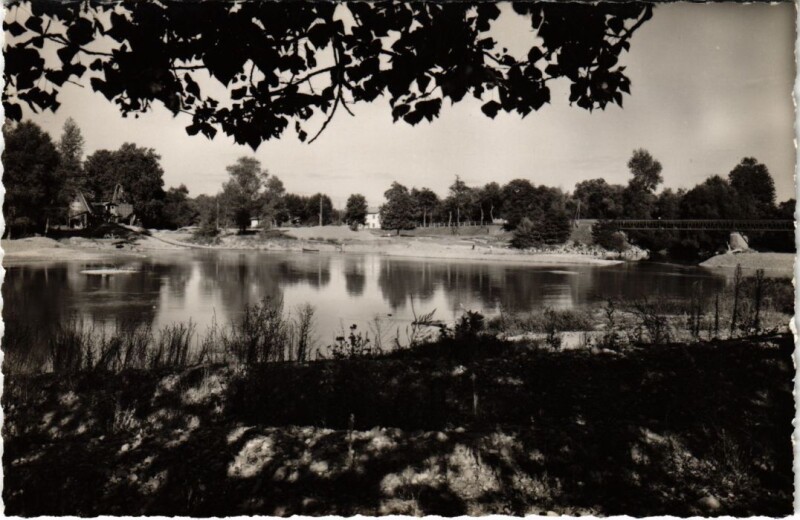 Carte postale ancienne Cazeres-Sur-L'.Adour Le Pont et les Rives de l'Adour France