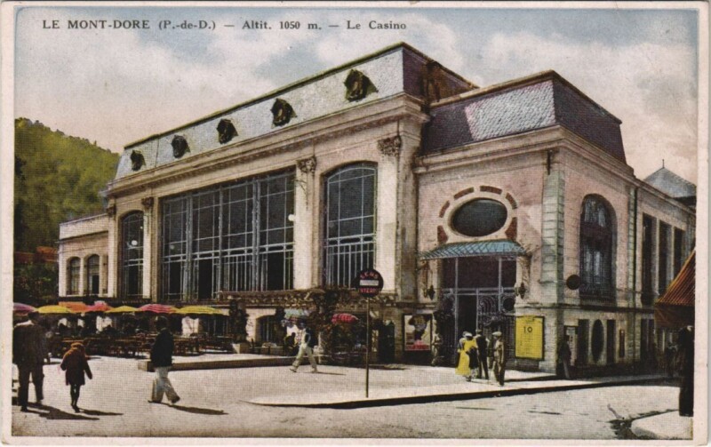 Carte postale ancienne Le Mont Dore Le Casino , Source Madeleine à Mont-Dore
