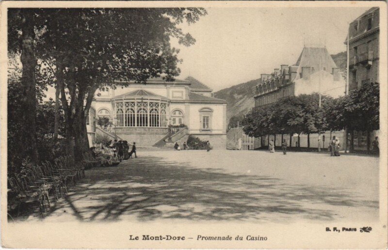 Carte postale ancienne Le Mont Dore Promenade du Casino à Mont-Dore