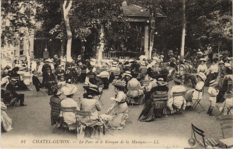 Carte postale ancienne Chatel Guyon Parc et le Kiosque de la Musique