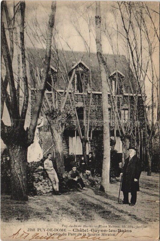 Carte postale ancienne Chatel Guyon un coin du Parc de la Source Miraton