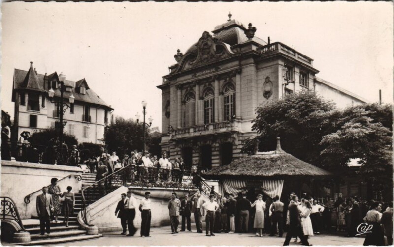 Carte postale ancienne Chatel Guyon Source Yvonne et le Theatre