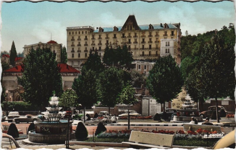 Carte postale ancienne Chatel Guyon Place Brosson et Hotel Continental