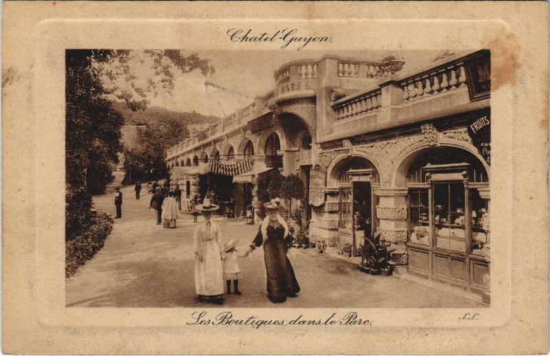 Carte postale ancienne Chatel Guyon Les Boutiques dans le Parc