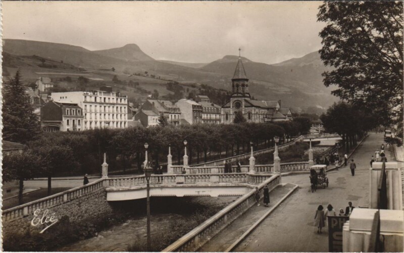 Carte postale ancienne La Bourboule Les Ponts sur la Dordogne et Eglise à La Bourboule