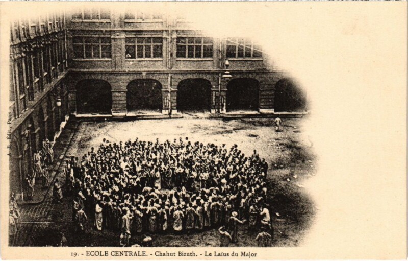 Carte postale ancienne Paris 3e Ecole Centrale Chahut Bizuth Le Laius du Major à Paris 3e