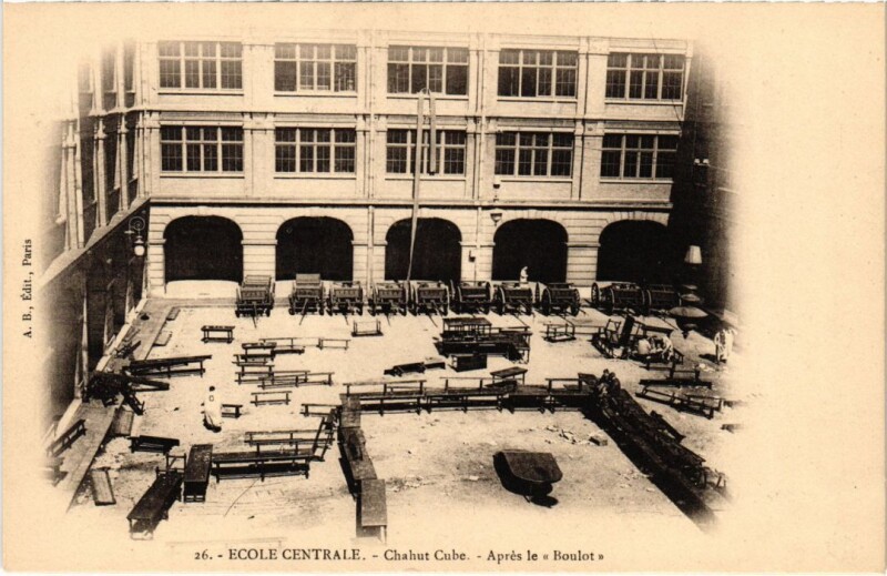 Carte postale ancienne Paris 3e Ecole Centrale Apres le Boulot Chahut Cube à Paris 3e