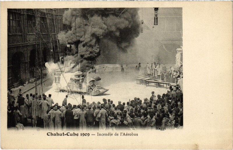 Carte postale ancienne Paris 3e Ecole Centrale Chahut Cube 1909 Incendie de l'erobus à Paris 3e