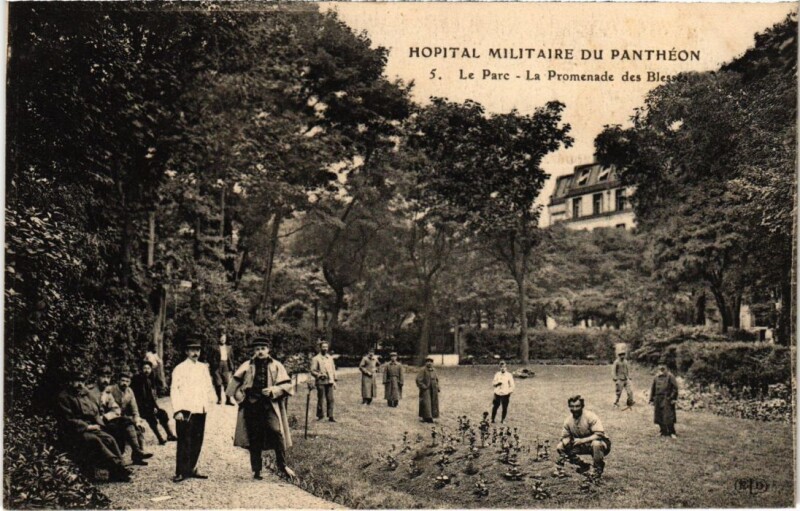 Carte postale ancienne Paris 5e Hopital Militaire du Pantheon Promenade des blesses à Paris 5e