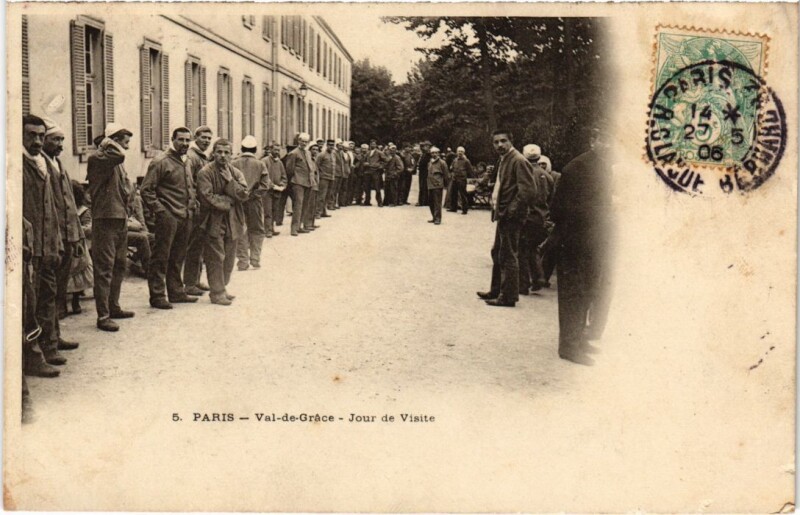 Carte postale ancienne Paris 5e Val-de-Grace Jour de Visite à Paris 5e