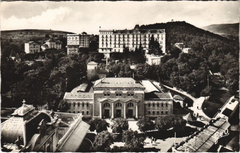 Carte postale ancienne Chatel Guyon Etablissement Thermal et Mont Chalusset à Chalus