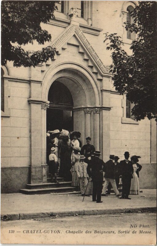 Carte postale ancienne Chatel Guyon Chapelle des Baigneurs, Sortie de Messe