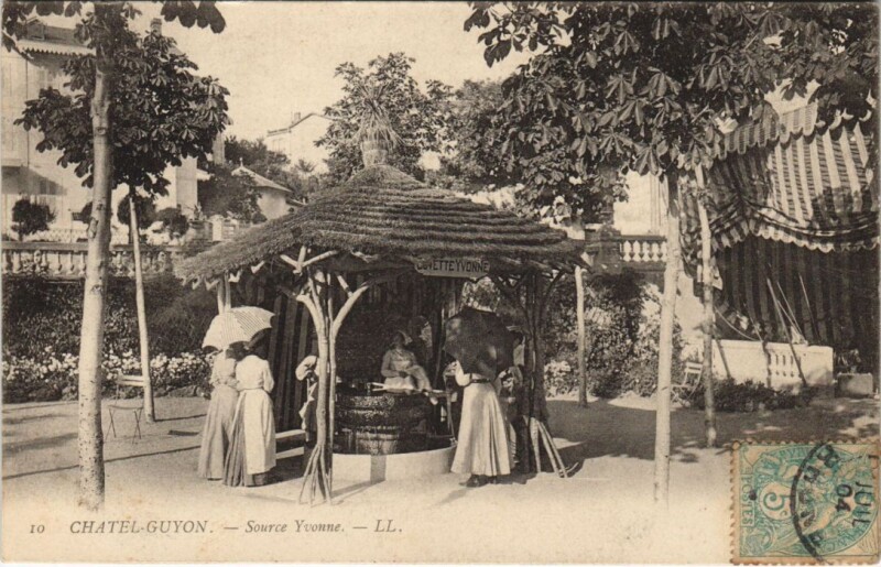 Carte postale ancienne Chatel Guyon Source Yvonne