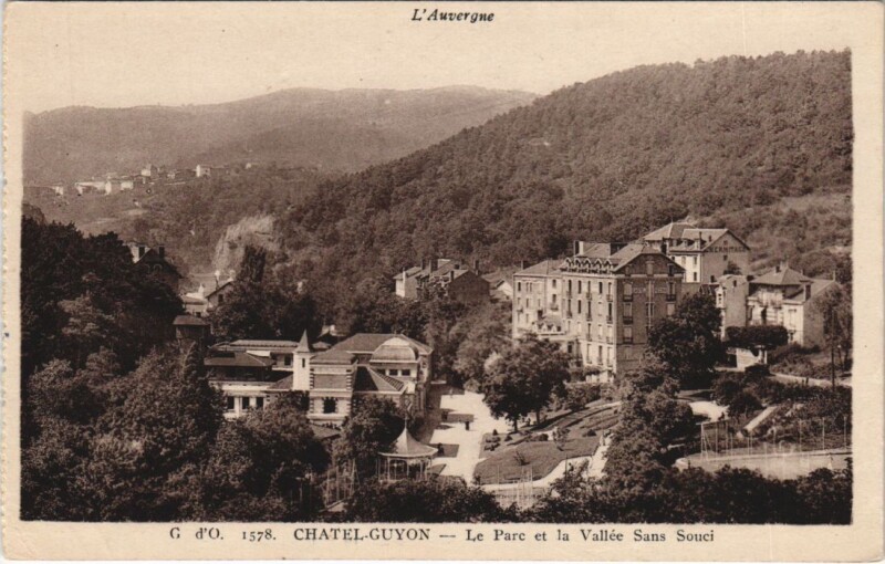 Carte postale ancienne Chatel Guyon Le Parc et la Vallee Sans Souci