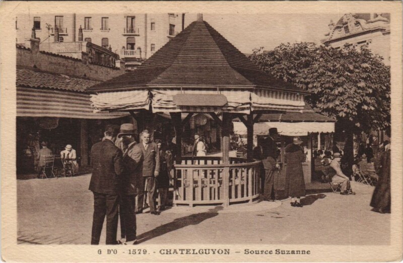 Carte postale ancienne Chatel Guyon Source Suzanne