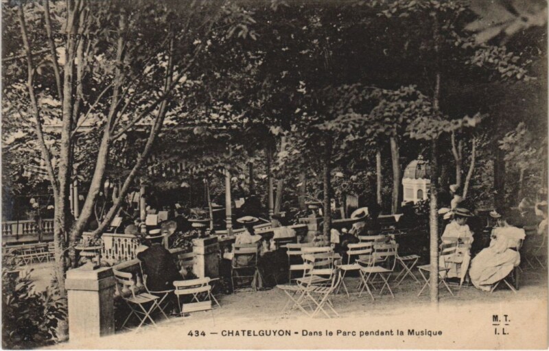 Carte postale ancienne Chatel Guyon dans le Parc pendant la Musique