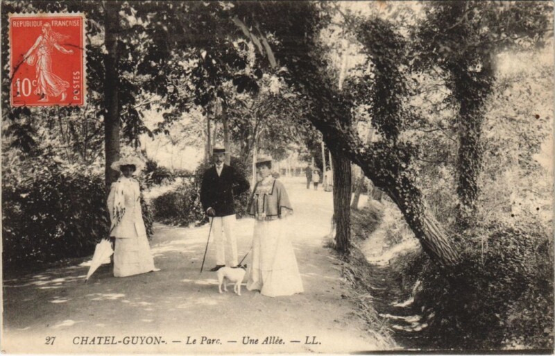 Carte postale ancienne Chatel Guyon le parc, une allee