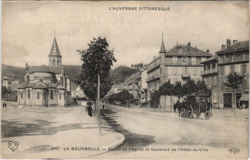 Carte postale ancienne La Bourboule Abside de l'Eglise, Boulevard,Hotel de Ville à La Bourboule
