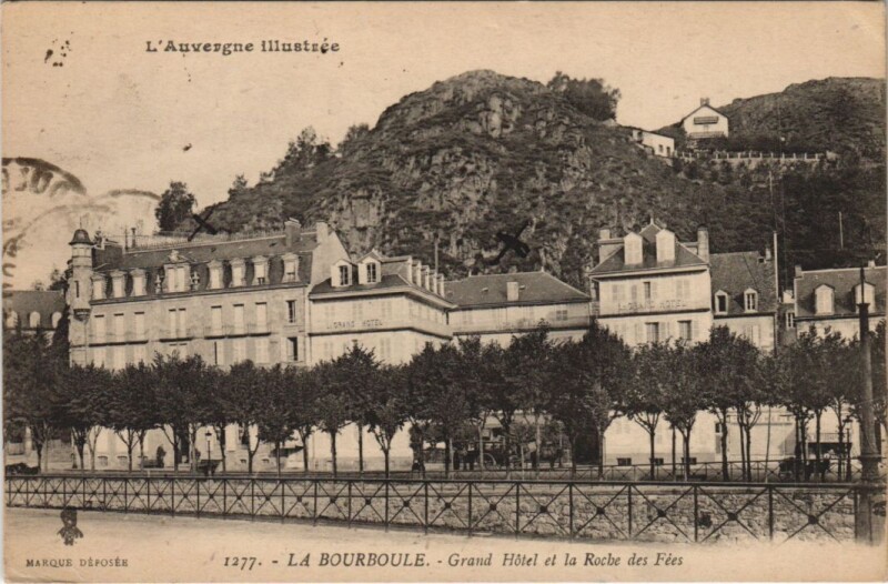 Carte postale ancienne La Bourboule Grand Hotel et la Roche des Fees à La Bourboule