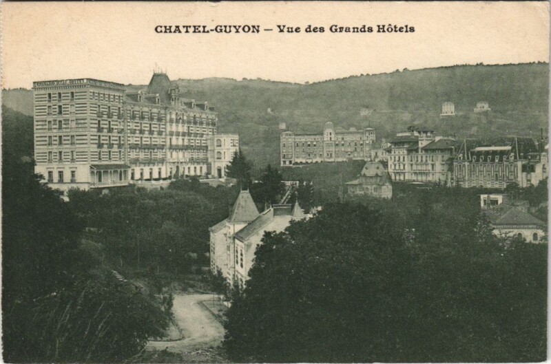 Carte postale ancienne Chatel Guyon vue des Grands Hotels