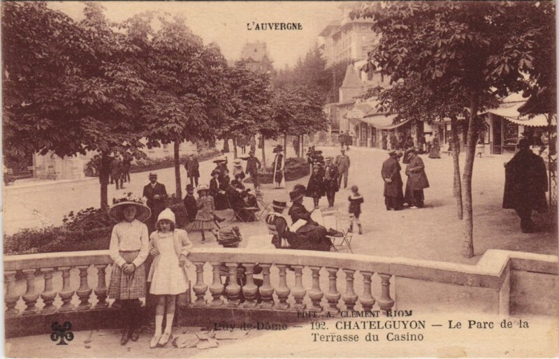 Carte postale ancienne Chatel Guyon le Parc de la Terrasse du Casino