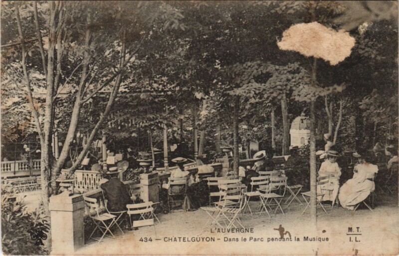Carte postale ancienne Chatel Guyon dans le Parc pendant la Musique