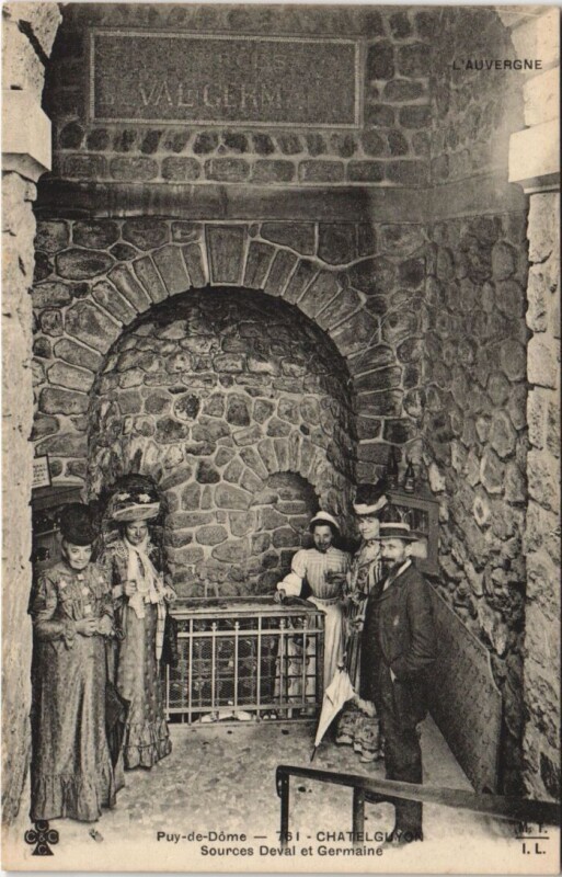 Carte postale ancienne Chatel Guyon Sources Deval et Germaine